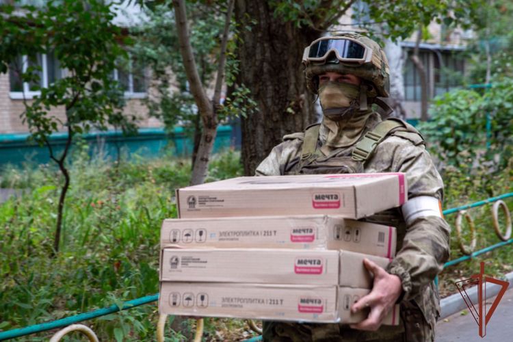 Более 500 тонн продовольствия под охраной Росгвардии доставлено в Херсонскую и Запорожскую области 