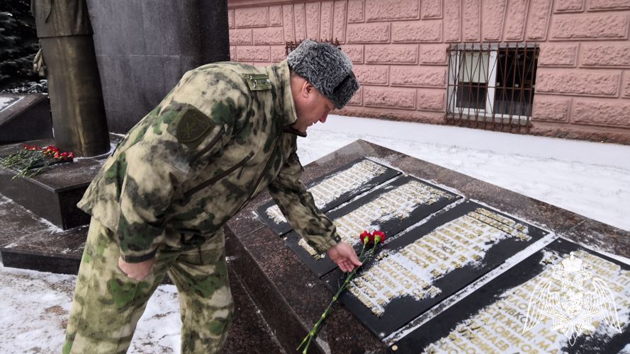 Руководство, личный состав и ветераны Росгвардии в Тюменской области чтят память погибших сотрудников органов внутренних дел
