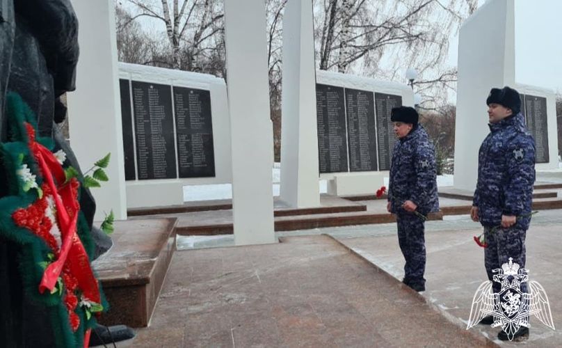 В День Неизвестного солдата росгвардейцы, ветераны и кадеты в Тюменской области чтят память героев не вернувшихся с войны