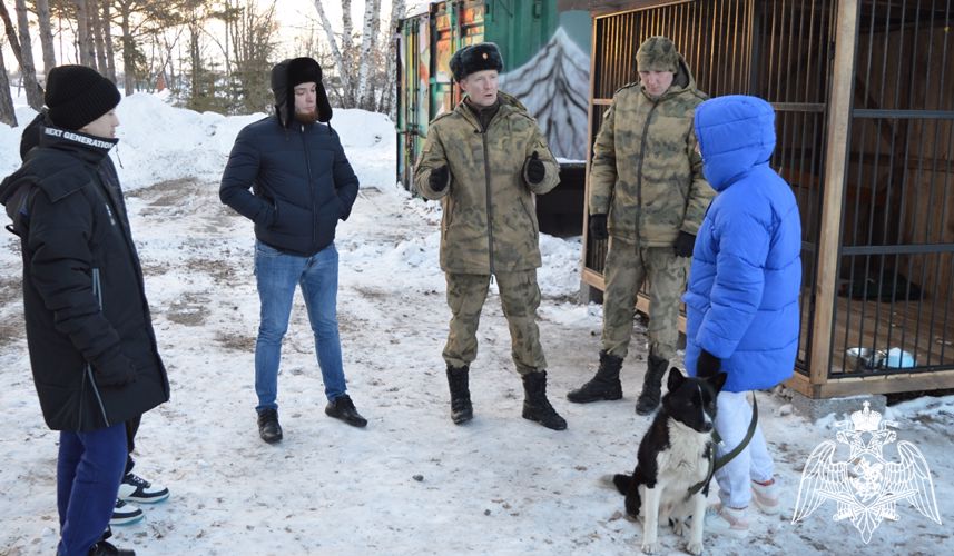 Кинологи Росгвардии организовали познавательную встречу воспитанников детского дома с четвероногими питомцами в Тюменской области