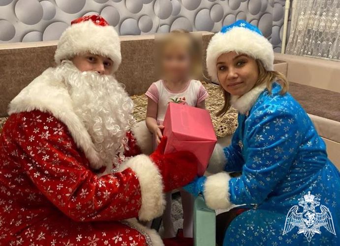 Более 300 подарков вручил росгвардейский Дед Мороз в Тюменской области детям участников специальной военной операции 