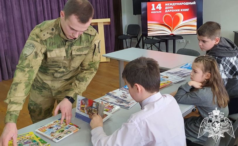Представители Росгвардии в Тюменской области подарили книги ребятам из детского дома
