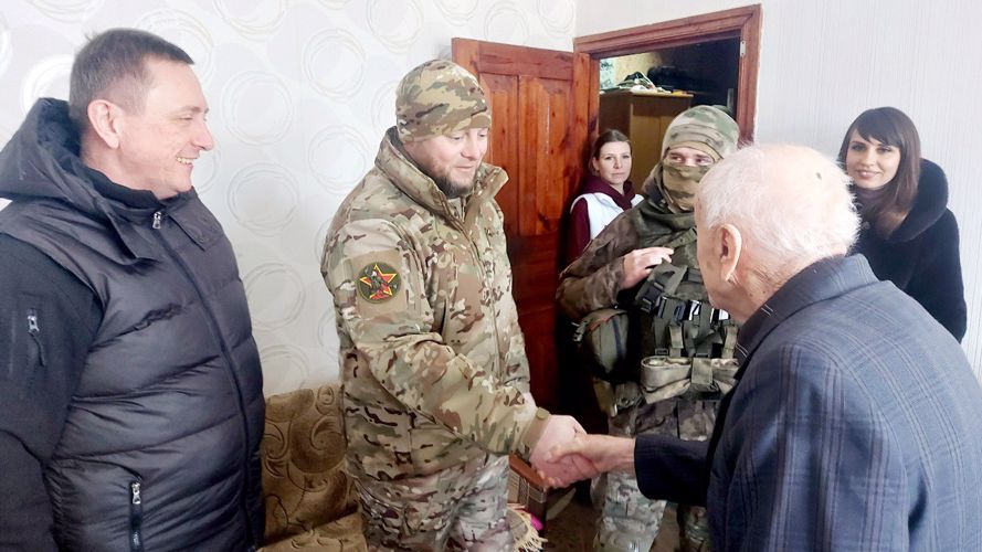 Росгвардейцы-участники СВО поздравили ветерана Великой Отечественной войны с Днем защитника Отечества