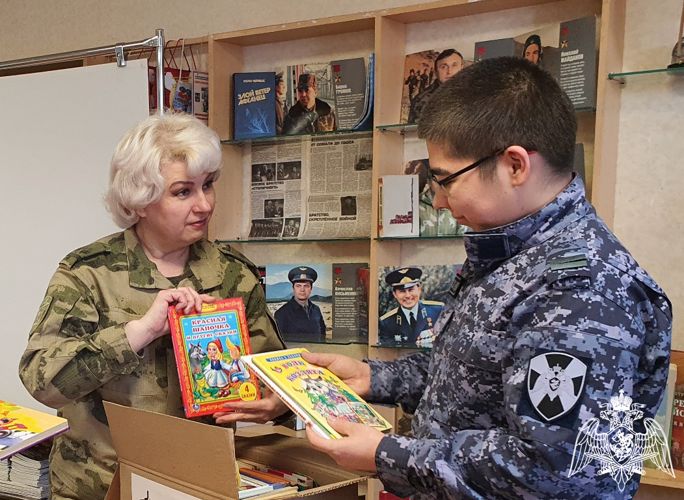 Представители Росгвардии в Тюменской области подарили книги ребятам из детского дома