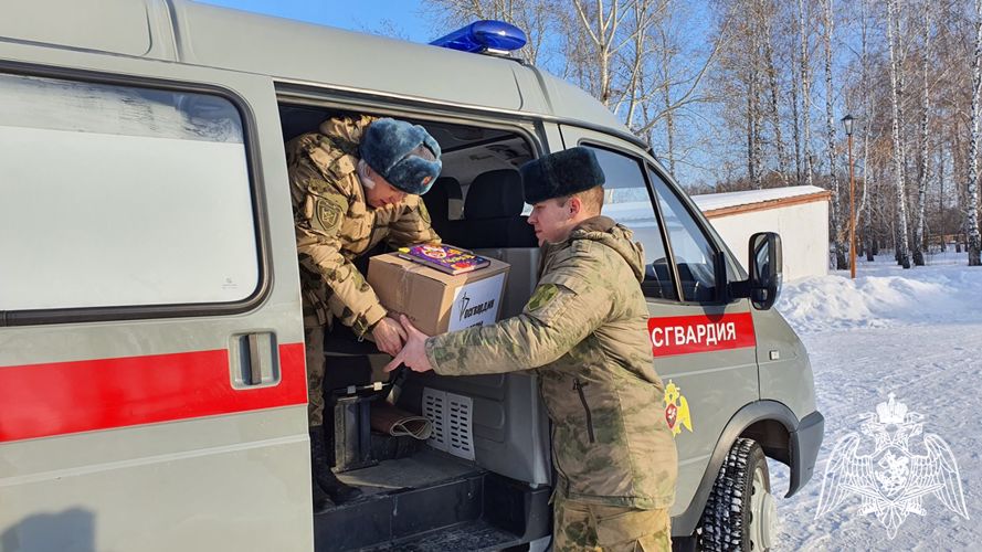 Представители Росгвардии в Тюменской области подарили книги ребятам из детского дома