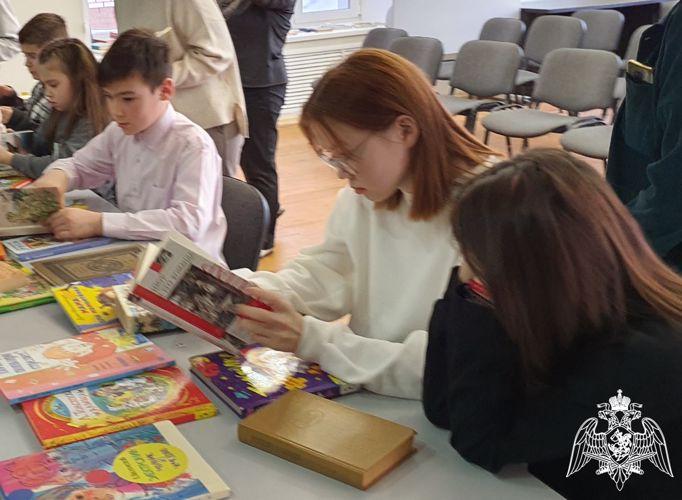 Представители Росгвардии в Тюменской области подарили книги ребятам из детского дома