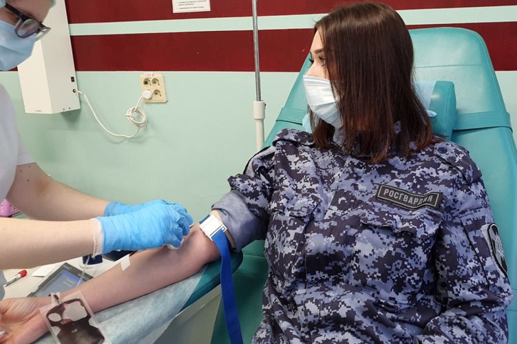 Росгвардейцы пополнили банк крови медицинских учреждений в Тюмени