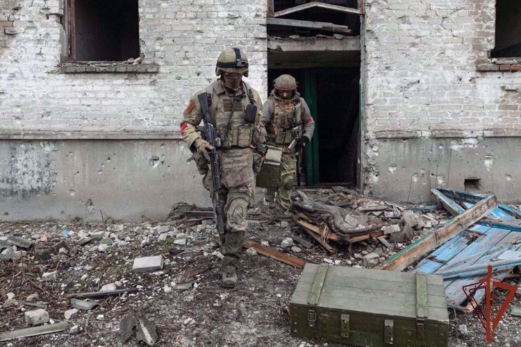Разведчики Росгвардии обнаружили схрон с оружием и взрывчаткой вблизи охраняемого объекта