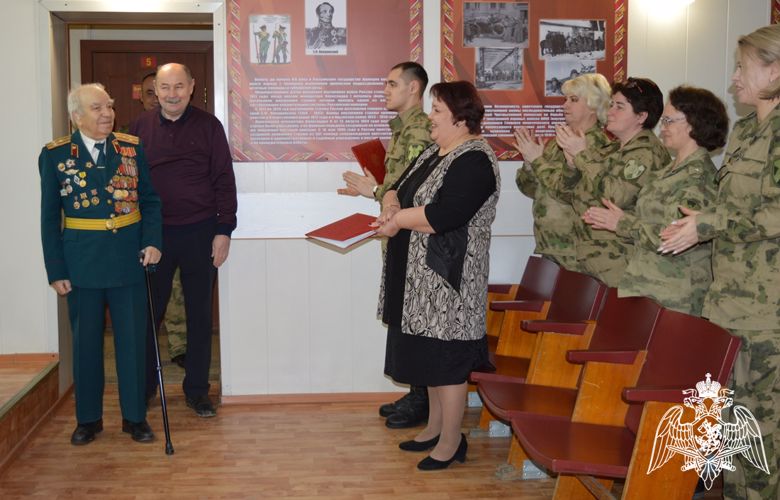 Участник Великой Отечественной войны встретился с кинологами Росгвардии в Тюмени