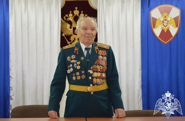 Участник Великой Отечественной войны встретился с кинологами Росгвардии в Тюмени