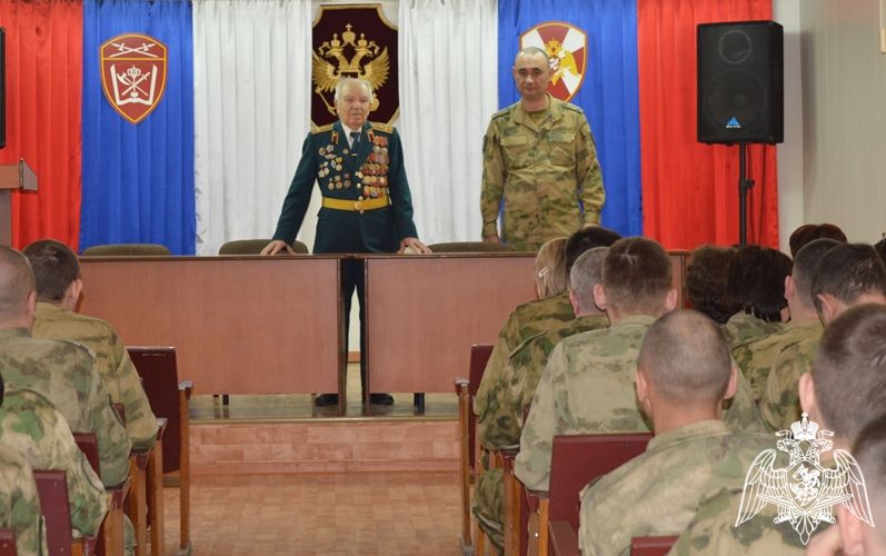 Участник Великой Отечественной войны встретился с кинологами Росгвардии в Тюмени