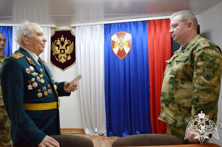 Участник Великой Отечественной войны встретился с кинологами Росгвардии в Тюмени
