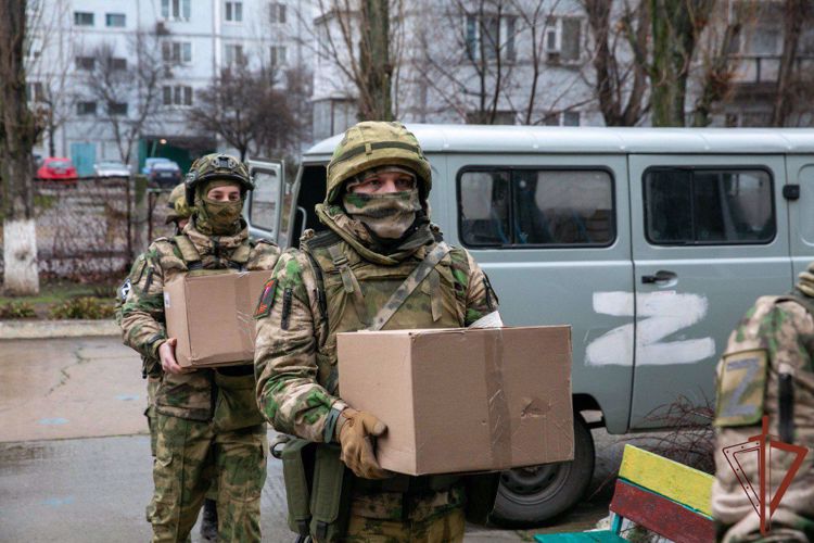 Росгвардейцы доставили гуманитарную помощь в Херсонскую и Запорожскую области