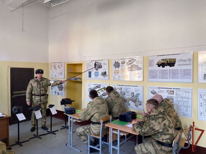 Перевод вооружения, военной и специальной техники на летний период эксплуатации начался в Уральском округе Росгвардии