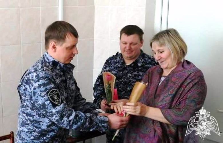 Начальник Управления Росгвардии по Тюменской области и росгвардейцы поздравили женщин с Международным женским днём