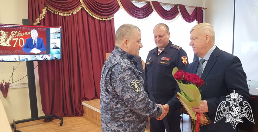 Начальник Управления Росгвардии по Тюменской области и сослуживцы поздравили ветерана службы с 70-летним юбилеем 