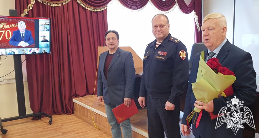 Начальник Управления Росгвардии по Тюменской области и сослуживцы поздравили ветерана службы с 70-летним юбилеем 