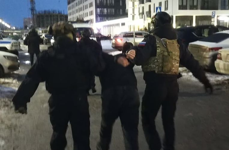 Сотрудники СОБР Росгвардии освободили заложника и задержали подозреваемого в Тюмени (видео)