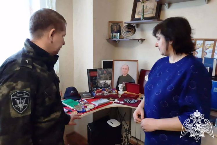 Офицеры Росгвардии в Тюменской области поздравили с весенним праздником матерей и вдов погибших боевых товарищей 