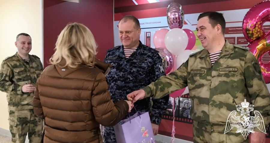 Начальник Управления Росгвардии по Тюменской области и росгвардейцы поздравили женщин с Международным женским днём