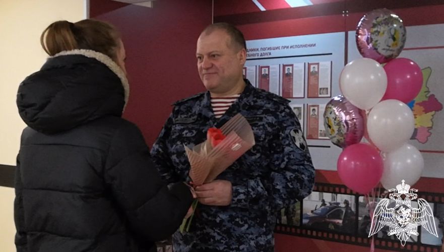 Начальник Управления Росгвардии по Тюменской области и росгвардейцы поздравили женщин с Международным женским днём