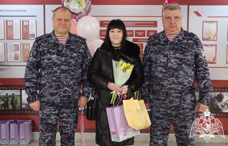 Начальник Управления Росгвардии по Тюменской области и росгвардейцы поздравили женщин с Международным женским днём