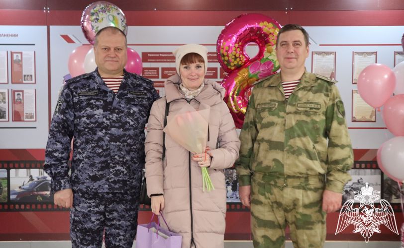 Начальник Управления Росгвардии по Тюменской области и росгвардейцы поздравили женщин с Международным женским днём