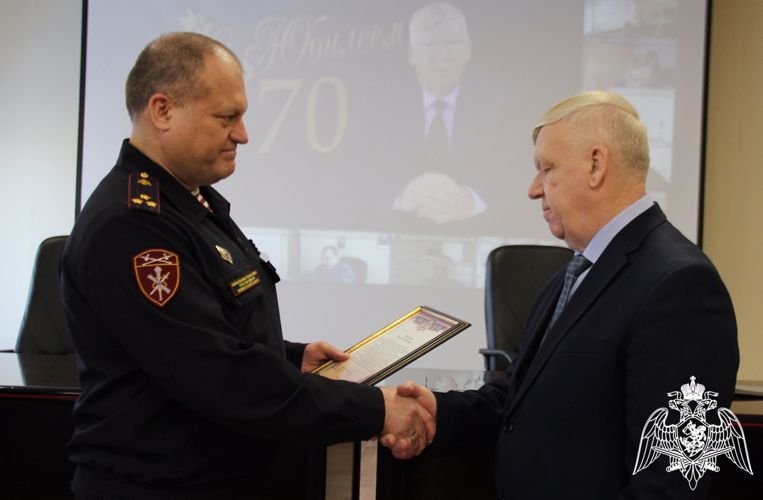 Начальник Управления Росгвардии по Тюменской области и сослуживцы поздравили ветерана службы с 70-летним юбилеем 