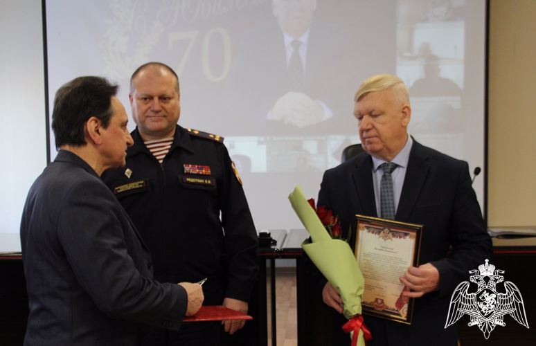 Начальник Управления Росгвардии по Тюменской области и сослуживцы поздравили ветерана службы с 70-летним юбилеем 