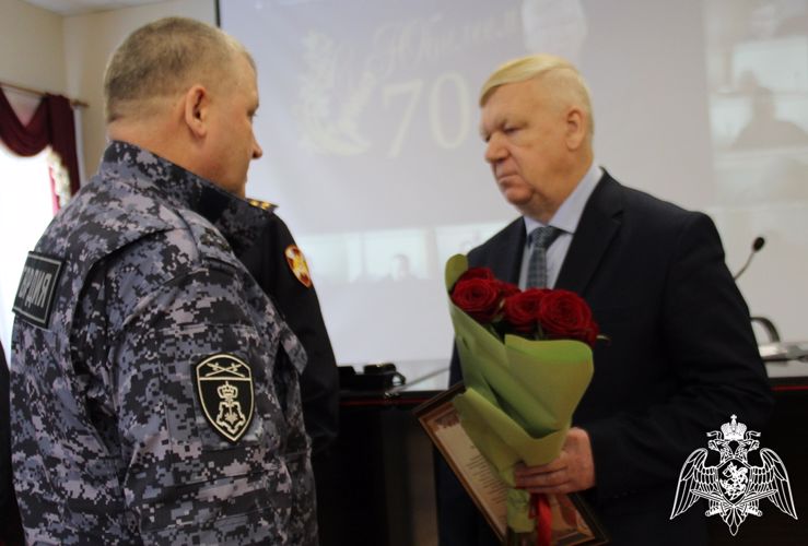 Начальник Управления Росгвардии по Тюменской области и сослуживцы поздравили ветерана службы с 70-летним юбилеем 