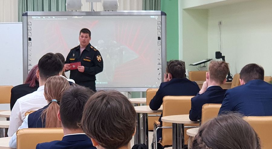 Заместитель начальника Санкт-Петербургского военного института Росгвардии встретился с тюменскими старшеклассниками