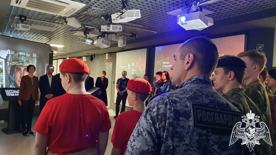 Росгвардейцы в Тюмени приняли участие в открытии всероссийской выставки «Герои спецоперации в графических новеллах»