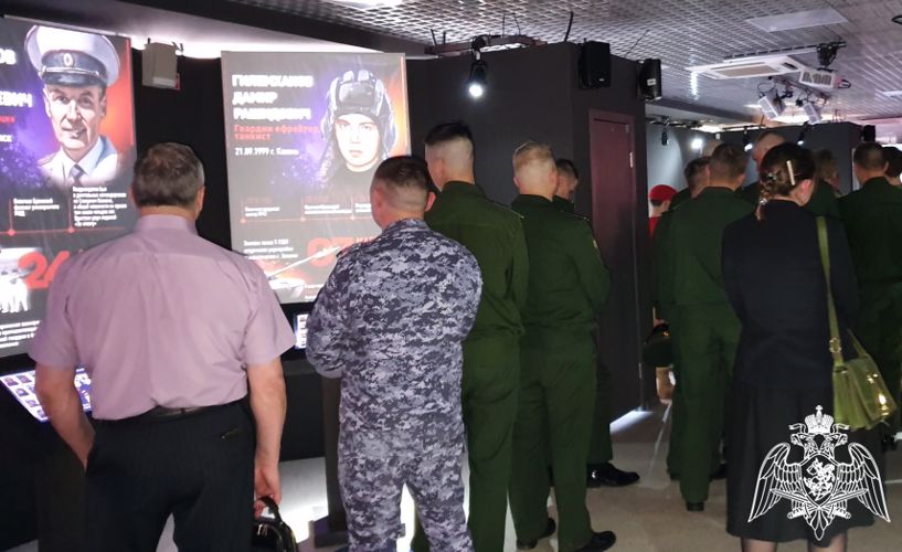 Росгвардейцы в Тюмени приняли участие в открытии всероссийской выставки «Герои спецоперации в графических новеллах»