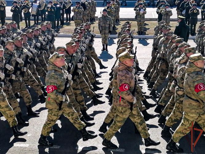 Военнослужащие Уральского округа Росгвардии начали подготовку к параду Победы