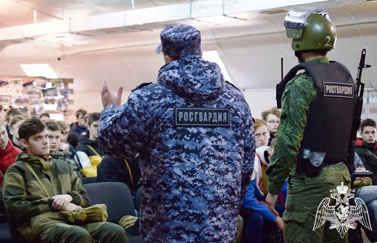 Росгвардейцы знакомят тюменских старшеклассников с особенностями своей службы