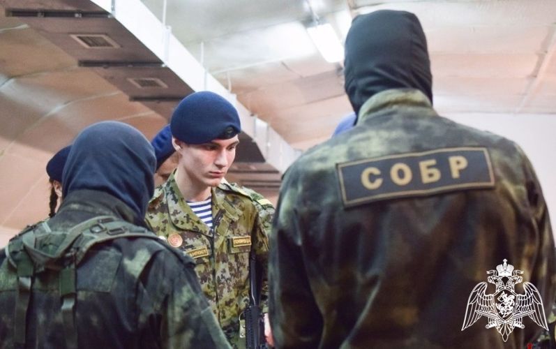 Росгвардейцы знакомят тюменских старшеклассников с особенностями своей службы