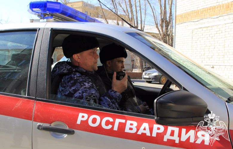 Росгвардейцы эвакуировали 20 человек из горящей многоэтажки в Тюмени