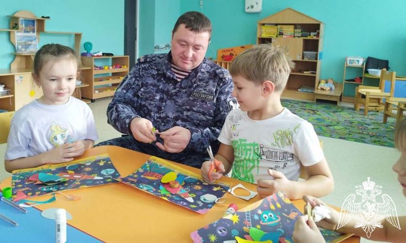 Росгвардейцы в Тюменской области организовали для детей интерактивные мастер-классы «Я и космос»