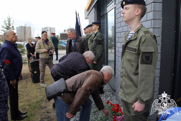 Память офицера СОБР погибшего при исполнении служебного долга увековечена в Тюмени (видео)