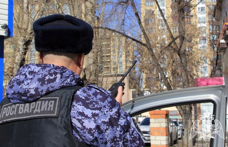 Росгвардейцы эвакуировали 20 человек из горящей многоэтажки в Тюмени