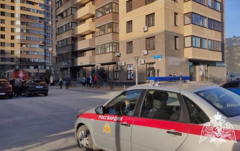Росгвардейцы эвакуировали 20 человек из горящей многоэтажки в Тюмени