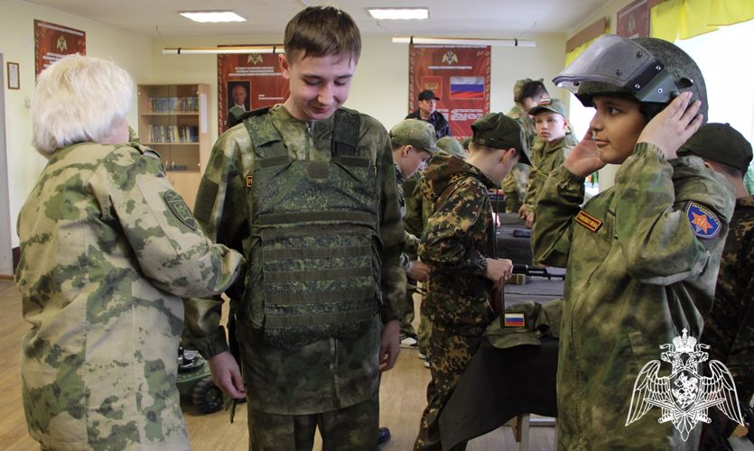 В тюменском кинологическом центре Уральского округа Росгвардии побывали курсанты «Гвардейской смены» из Югры