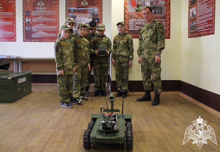 В тюменском кинологическом центре Уральского округа Росгвардии побывали курсанты «Гвардейской смены» из Югры