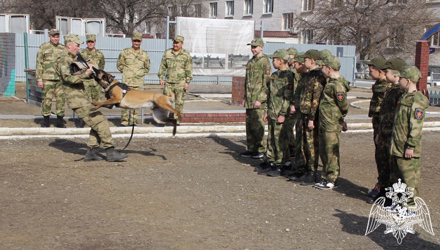 В тюменском кинологическом центре Уральского округа Росгвардии побывали курсанты «Гвардейской смены» из Югры