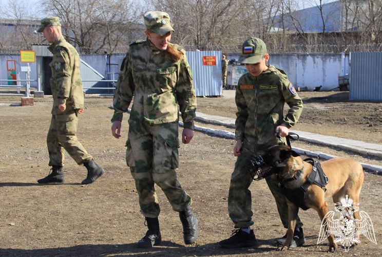 В тюменском кинологическом центре Уральского округа Росгвардии побывали курсанты «Гвардейской смены» из Югры