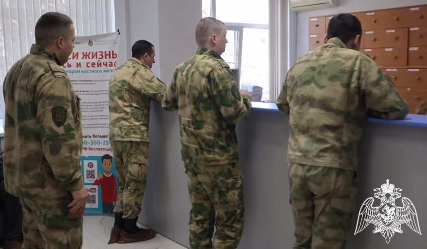 Кинологи Росгвардии в Тюмени пополнили банк крови и поздравили медиков с Национальным днём донора