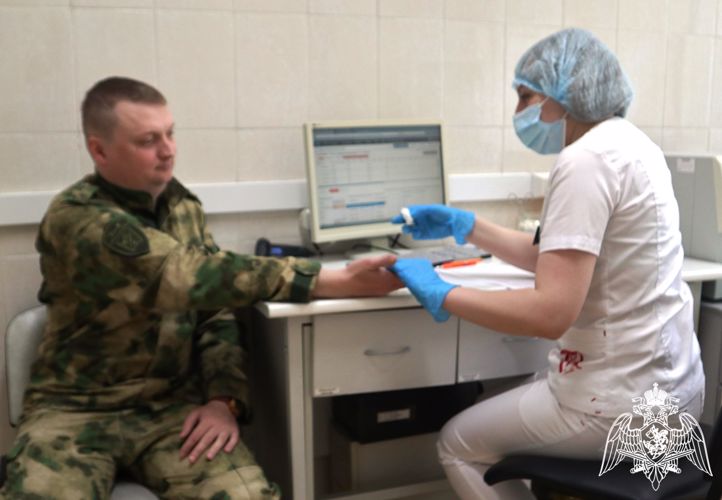 Кинологи Росгвардии в Тюмени пополнили банк крови и поздравили медиков с Национальным днём донора