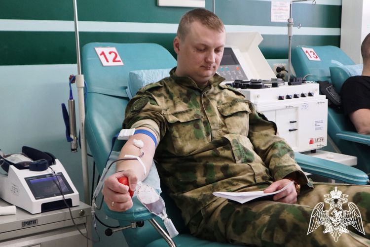 Кинологи Росгвардии в Тюмени пополнили банк крови и поздравили медиков с Национальным днём донора