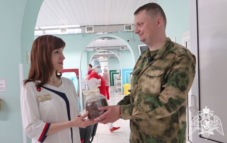 Кинологи Росгвардии в Тюмени пополнили банк крови и поздравили медиков с Национальным днём донора