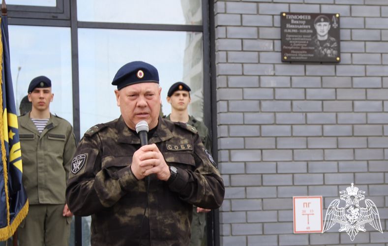 Память офицера СОБР погибшего при исполнении служебного долга увековечена в Тюмени (видео)